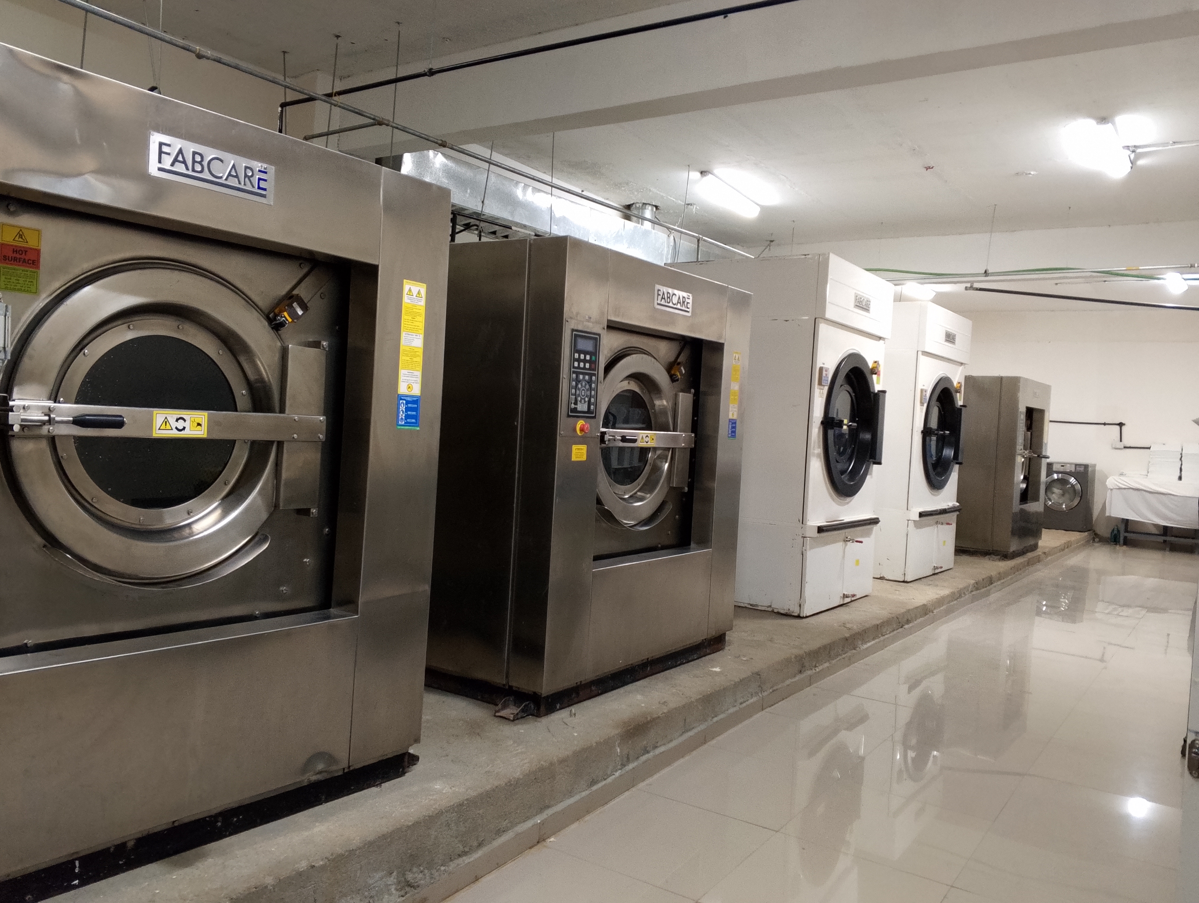 Commercial washer extractor and tumble dryer